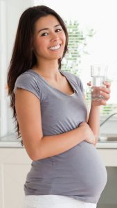 pregnant-woman-drinking-water